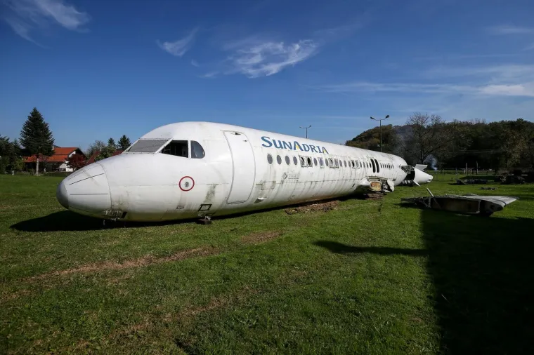 Neobičan prizor u Zagorju - u dvori&scaron;te 'parkirao' avion: 'Uredit ću ga i iznajmljivati za zabave'