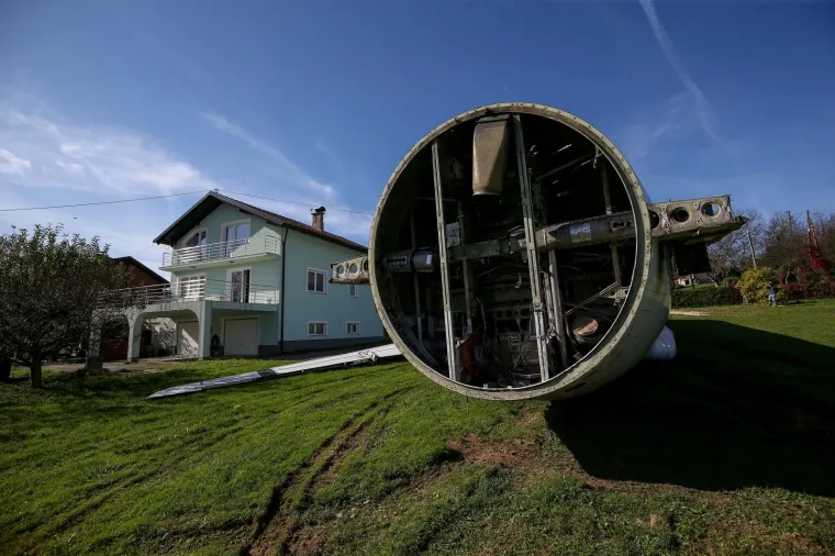 Neobičan prizor u Zagorju - u dvori&scaron;te 'parkirao' avion: 'Uredit ću ga i iznajmljivati za zabave'