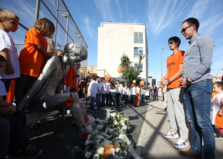 'Život leti kapetane': Draženu u čast poletjelo 55 balona! Djecu su pokazala koliko ga vole...