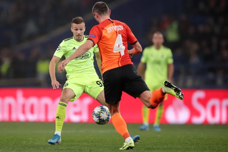 22.10.2019., OSK Metalist Stadion, Harkiv, Ukrajina - UEFA Liga prvaka, skupina C, 3. kolo, FC Shakhtar Donetsk - GNK Dinamo. Mislav Orsic, Serhiy Kryvtsov
Photo: Goran Stanzl/PIXSELL