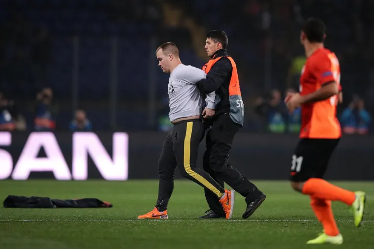 Dvojica navijača u&scaron;la su u teren na utakmici &Scaron;ahtara i Dinama  Photo: Goran Stanzl/PIXSELL