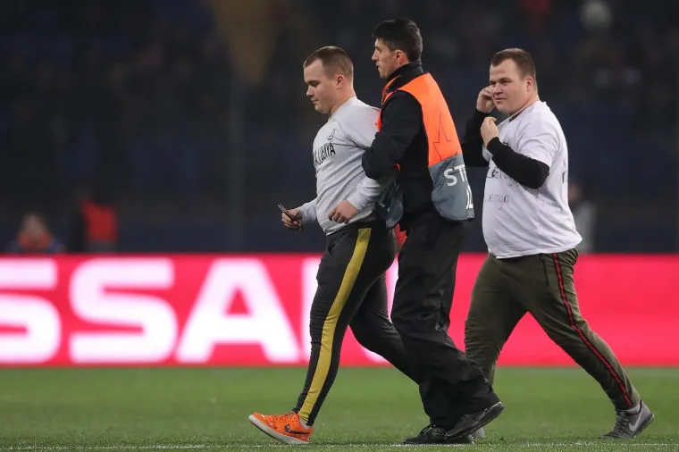 Dvojica navijača u&scaron;la su u teren na utakmici &Scaron;ahtara i Dinama  Photo: Goran Stanzl/PIXSELL