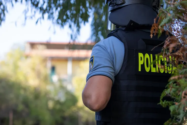 U četvrtak nakon zaprimljene dojave o o&scaron;tećenju vrata na kući u Sinju u ulici Stjepana Radića, dolaskom policijskih službenika vezano uz događaj, oko 12 sati mu&scaron;karac se zatvorio u kuću te nije dopu&scaron;tao ulazak policijskih službenika i prijetio je da će izazvati eksploziju. Ne&scaron;to prije 16 sati 72-godi&scaron;njak se predao policijskim službenicima te nije bilo potrebe za nasilnim ulaskom u stan.