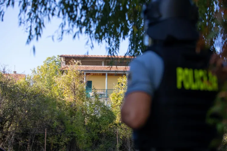 U četvrtak nakon zaprimljene dojave o o&scaron;tećenju vrata na kući u Sinju u ulici Stjepana Radića, dolaskom policijskih službenika vezano uz događaj, oko 12 sati mu&scaron;karac se zatvorio u kuću te nije dopu&scaron;tao ulazak policijskih službenika i prijetio je da će izazvati eksploziju. Ne&scaron;to prije 16 sati 72-godi&scaron;njak se predao policijskim službenicima te nije bilo potrebe za nasilnim ulaskom u stan.