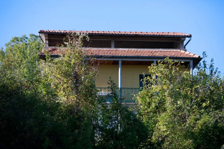 U četvrtak nakon zaprimljene dojave o o&scaron;tećenju vrata na kući u Sinju u ulici Stjepana Radića, dolaskom policijskih službenika vezano uz događaj, oko 12 sati mu&scaron;karac se zatvorio u kuću te nije dopu&scaron;tao ulazak policijskih službenika i prijetio je da će izazvati eksploziju. Ne&scaron;to prije 16 sati 72-godi&scaron;njak se predao policijskim službenicima te nije bilo potrebe za nasilnim ulaskom u stan.