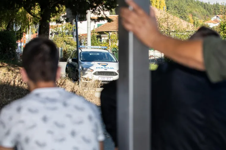 U četvrtak nakon zaprimljene dojave o o&scaron;tećenju vrata na kući u Sinju u ulici Stjepana Radića, dolaskom policijskih službenika vezano uz događaj, oko 12 sati mu&scaron;karac se zatvorio u kuću te nije dopu&scaron;tao ulazak policijskih službenika i prijetio je da će izazvati eksploziju. Ne&scaron;to prije 16 sati 72-godi&scaron;njak se predao policijskim službenicima te nije bilo potrebe za nasilnim ulaskom u stan.