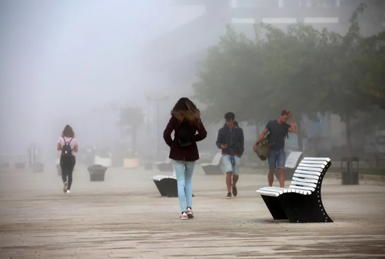 Jezive scene u &Scaron;ibeniku nisu omele građane: Pogledajte gustu maglu koja je grad zavila u sivo