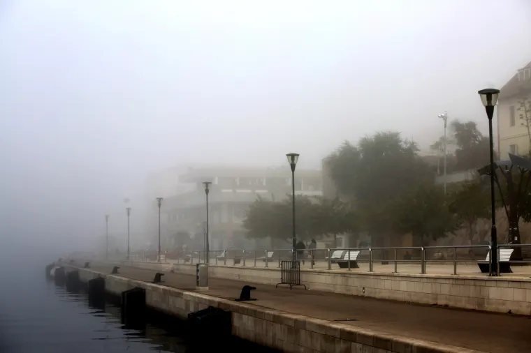 Jezive scene u &Scaron;ibeniku nisu omele građane: Pogledajte gustu maglu koja je grad zavila u sivo