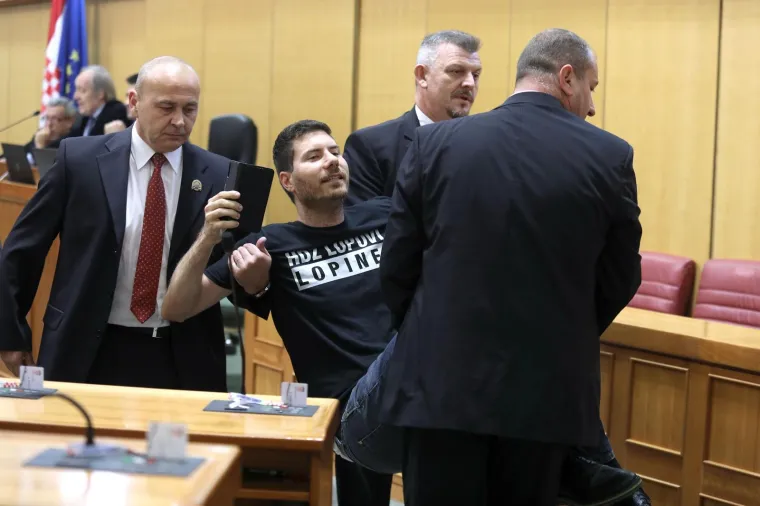 Žestoka svađa u Saboru: Pernara ponovno straža iznijela iz Sabora