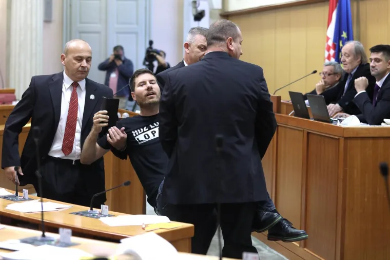 Žestoka svađa u Saboru: Pernara ponovno straža iznijela iz Sabora