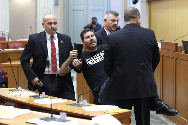 Žestoka svađa u Saboru: Pernara ponovno straža iznijela iz Sabora