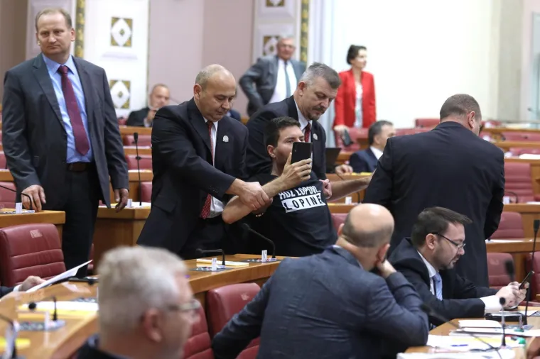 Žestoka svađa u Saboru: Pernara ponovno straža iznijela iz Sabora