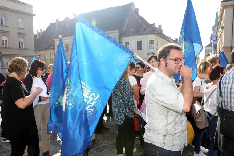 Sindikalni bećarac pod Plenkovićevim prozorima: 'Trebali bi pokradeno vratit, da bi mogli profesore platit!'