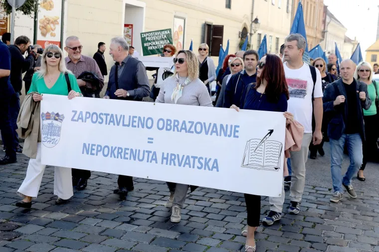 Sindikalni bećarac pod Plenkovićevim prozorima: 'Trebali bi pokradeno vratit, da bi mogli profesore platit!'