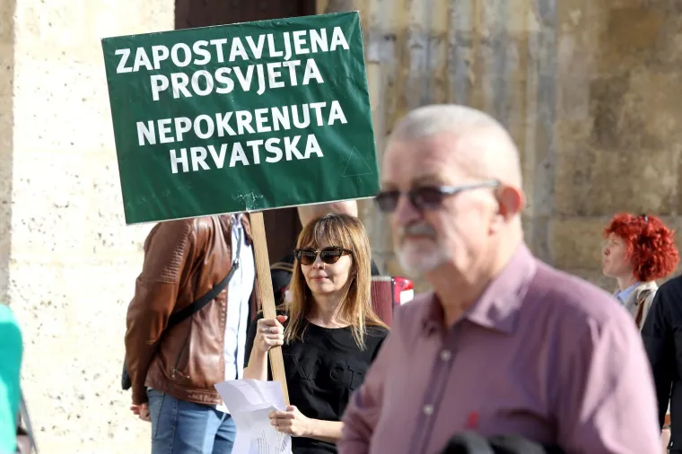 Sindikalni bećarac pod Plenkovićevim prozorima: 'Trebali bi pokradeno vratit, da bi mogli profesore platit!'