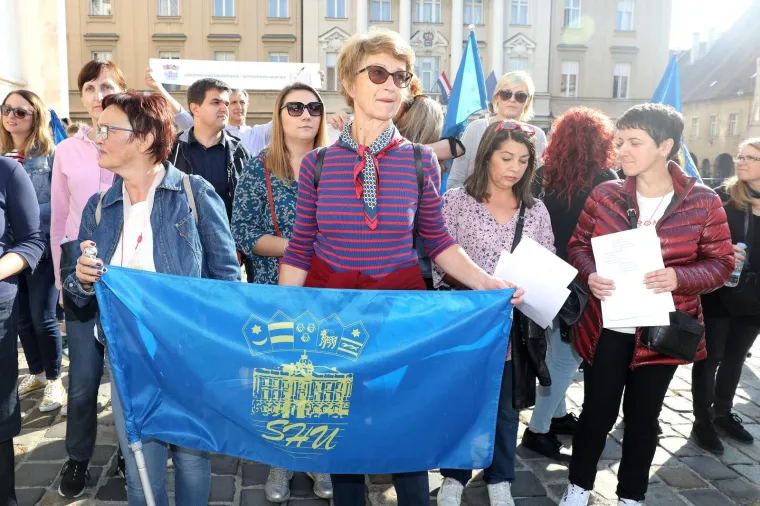 Sindikalni bećarac pod Plenkovićevim prozorima: 'Trebali bi pokradeno vratit, da bi mogli profesore platit!'