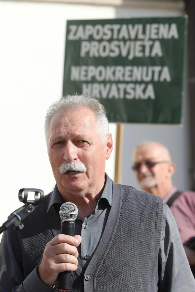 Sindikalni bećarac pod Plenkovićevim prozorima: 'Trebali bi pokradeno vratit, da bi mogli profesore platit!'