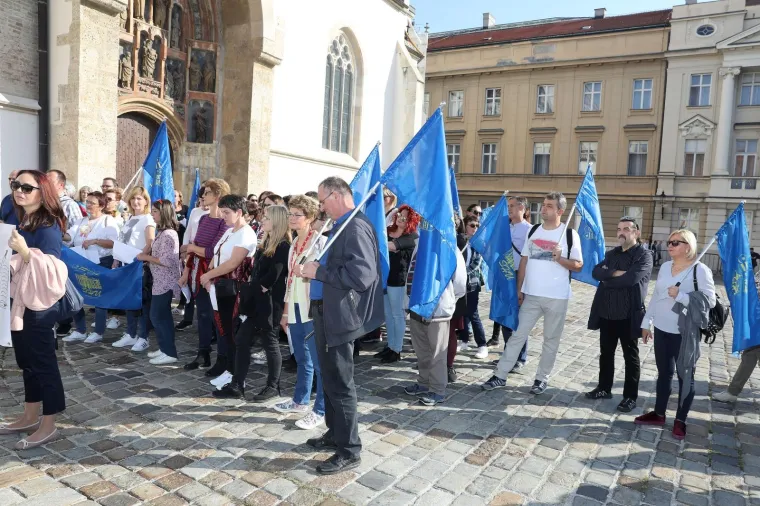 Sindikalni bećarac pod Plenkovićevim prozorima: 'Trebali bi pokradeno vratit, da bi mogli profesore platit!'