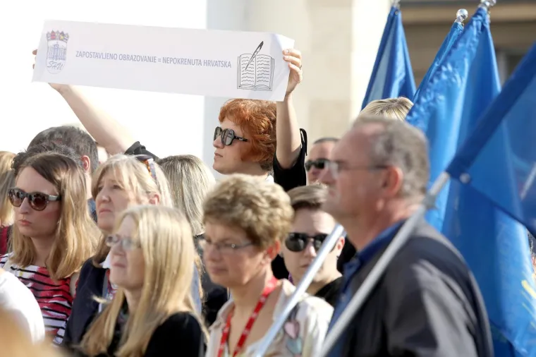 Sindikalni bećarac pod Plenkovićevim prozorima: 'Trebali bi pokradeno vratit, da bi mogli profesore platit!'