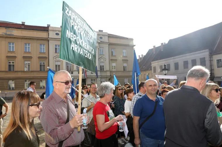 Sindikalni bećarac pod Plenkovićevim prozorima: 'Trebali bi pokradeno vratit, da bi mogli profesore platit!'