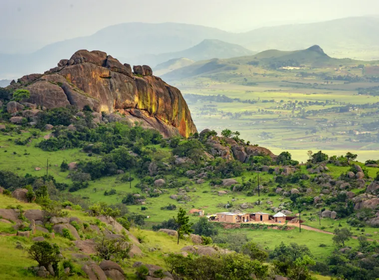 Eswatini monarhija je u Africi, a ističe se kao država prepuna kulturom, avanturom i divljim životinjskim svijetom. Jedna je od najcijenjenjih, ali i zasad najmanje posjećenih država Južne Afrike. Prepuna je prelijepih prirodnih krajolika, ali i mogućnosti susreta s nosorogom.
