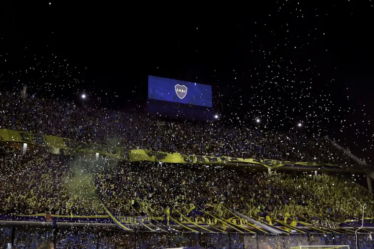 Branitelji naslova pobjednika Cope Libertadores, nogometaši argentinskog River Platea prvi su finalisti ovogodišnjeg izdanja najjačeg južnoameričkog klupskog natjecanja, oni su u uzvratnom susretu izgubili sa 0-1 na gostovanju kod svog najvećeg rivala Boca Juniorsa, ali i taj minimalni poraz bio im je dovoljan za prolazak jer su u prvom susretu prije tri tjedna na svom terenu bili bolji s 2:0..