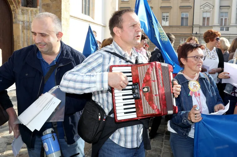 HARMONIKA PRED VLADOM: Učitelji otpjevali bećarac Plenkoviću
