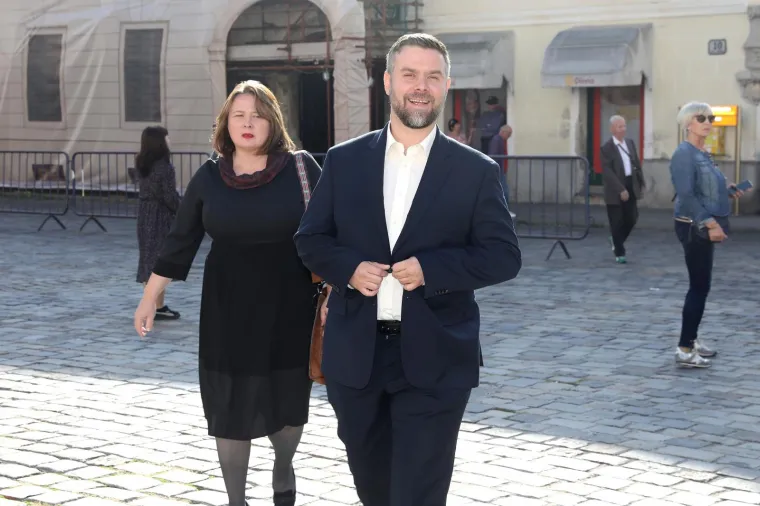 HARMONIKA PRED VLADOM: Učitelji otpjevali bećarac Plenkoviću