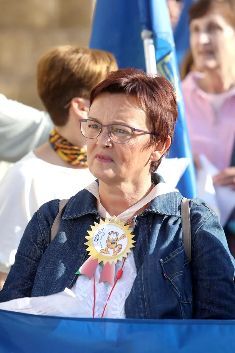 HARMONIKA PRED VLADOM: Učitelji otpjevali bećarac Plenkoviću