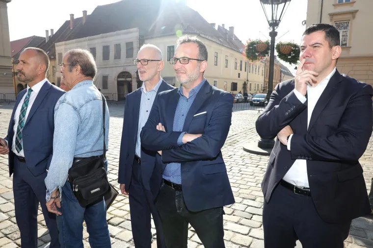 HARMONIKA PRED VLADOM: Učitelji otpjevali bećarac Plenkoviću