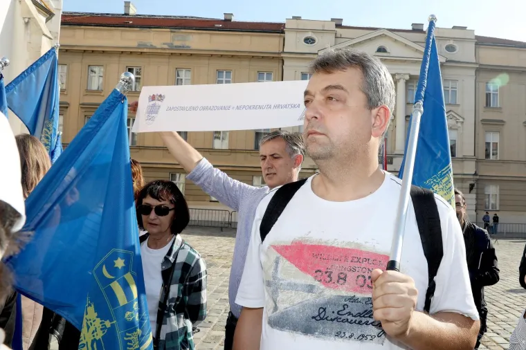 U organizaciji sindikata školstva na Trgu svetog Marka u Zagrebu održan je mini prosvjed “Sindikalno prosvjedni kulturno umjetnički program”.