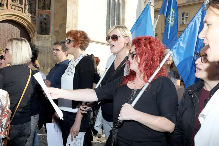 HARMONIKA PRED VLADOM: Učitelji otpjevali bećarac Plenkoviću