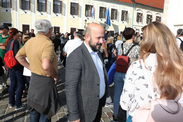 HARMONIKA PRED VLADOM: Učitelji otpjevali bećarac Plenkoviću
