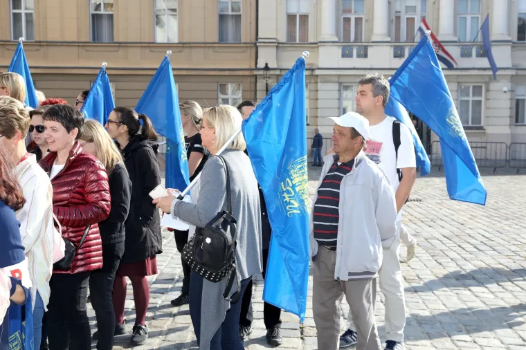 HARMONIKA PRED VLADOM: Učitelji otpjevali bećarac Plenkoviću