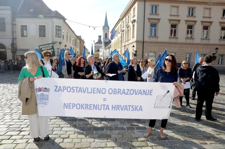 HARMONIKA PRED VLADOM: Učitelji otpjevali bećarac Plenkoviću