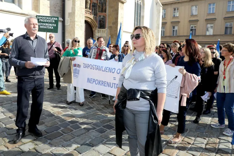 HARMONIKA PRED VLADOM: Učitelji otpjevali bećarac Plenkoviću