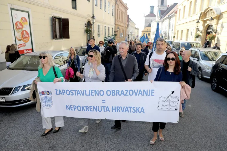 HARMONIKA PRED VLADOM: Učitelji otpjevali bećarac Plenkoviću