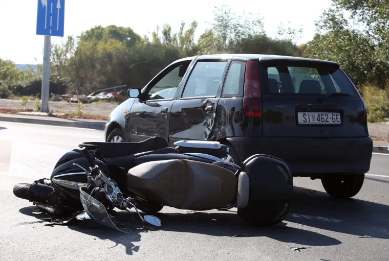TE&Scaron;KA PROMETNA NESREĆA U &Scaron;IBENIKU: Sudarili se motocikl i osobni automobil