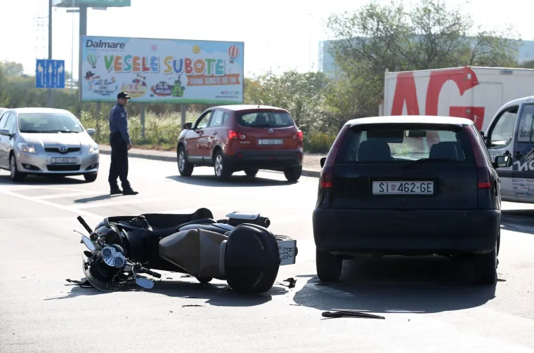 TE&Scaron;KA PROMETNA NESREĆA U &Scaron;IBENIKU: Sudarili se motocikl i osobni automobil