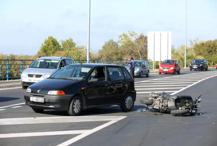 TE&Scaron;KA PROMETNA NESREĆA U &Scaron;IBENIKU: Sudarili se motocikl i osobni automobil