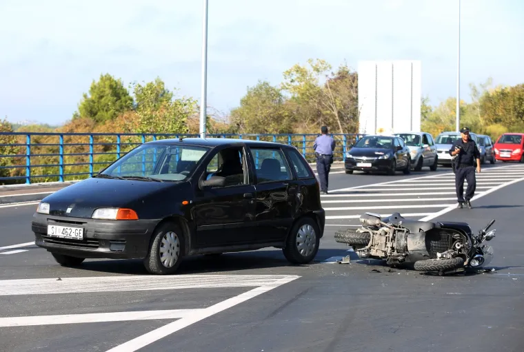 TE&Scaron;KA PROMETNA NESREĆA U &Scaron;IBENIKU: Sudarili se motocikl i osobni automobil
