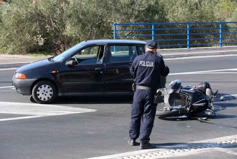 TE&Scaron;KA PROMETNA NESREĆA U &Scaron;IBENIKU: Sudarili se motocikl i osobni automobil
