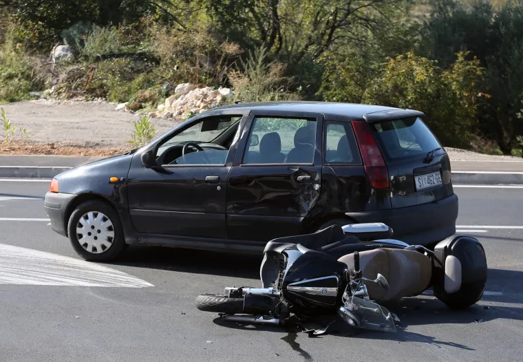 TE&Scaron;KA PROMETNA NESREĆA U &Scaron;IBENIKU: Sudarili se motocikl i osobni automobil