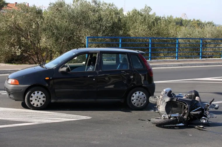 TE&Scaron;KA PROMETNA NESREĆA U &Scaron;IBENIKU: Sudarili se motocikl i osobni automobil
