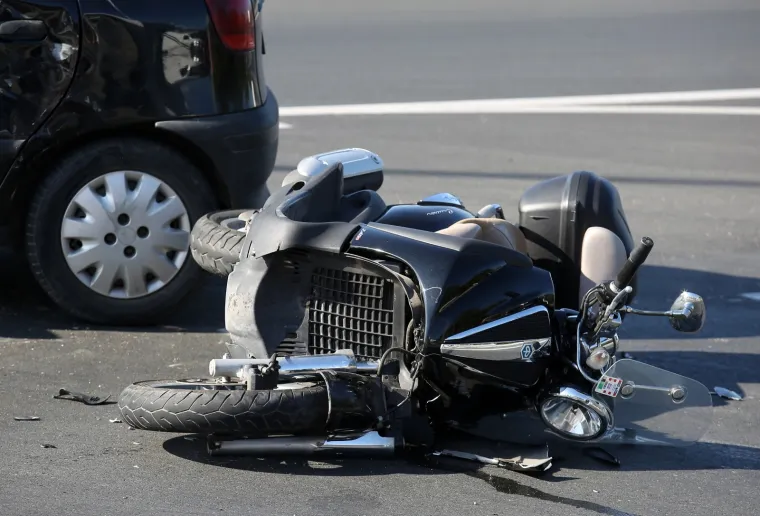 TE&Scaron;KA PROMETNA NESREĆA U &Scaron;IBENIKU: Sudarili se motocikl i osobni automobil