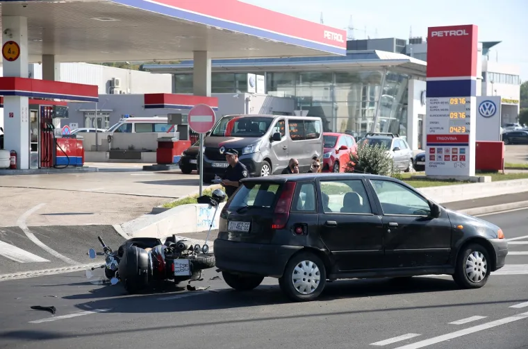 TE&Scaron;KA PROMETNA NESREĆA U &Scaron;IBENIKU: Sudarili se motocikl i osobni automobil