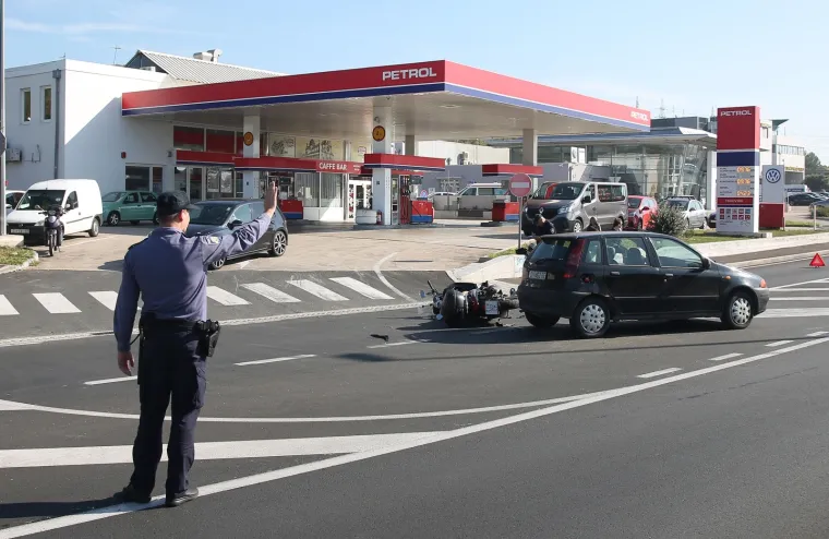 TE&Scaron;KA PROMETNA NESREĆA U &Scaron;IBENIKU: Sudarili se motocikl i osobni automobil