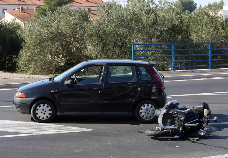 TE&Scaron;KA PROMETNA NESREĆA U &Scaron;IBENIKU: Sudarili se motocikl i osobni automobil