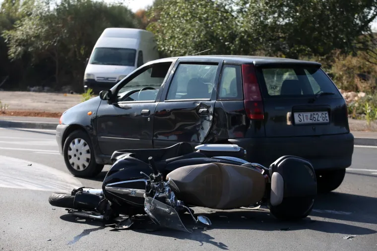 TE&Scaron;KA PROMETNA NESREĆA U &Scaron;IBENIKU: Sudarili se motocikl i osobni automobil
