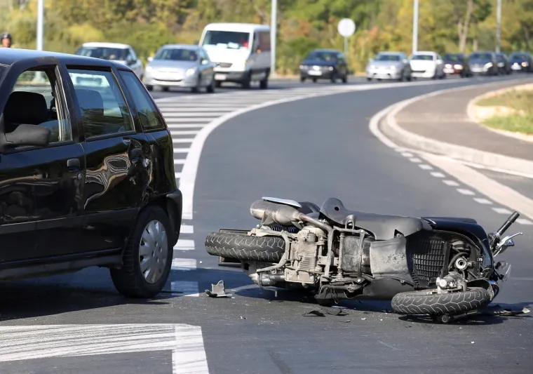 TE&Scaron;KA PROMETNA NESREĆA U &Scaron;IBENIKU: Sudarili se motocikl i osobni automobil